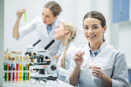 以实验室外衣取笑女科学家在化学实验室图片