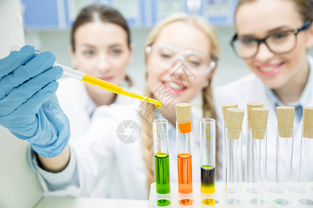 女科学家在实验室进行化学实验的快背景图片