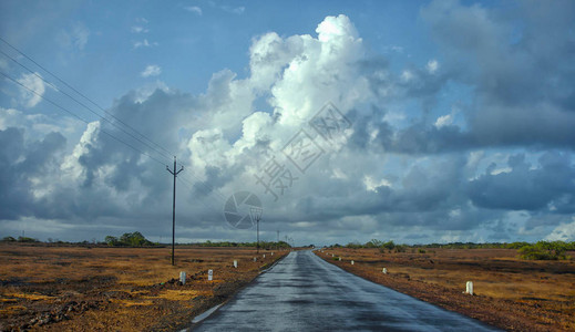 雨季乌云密布的湿路背景图片