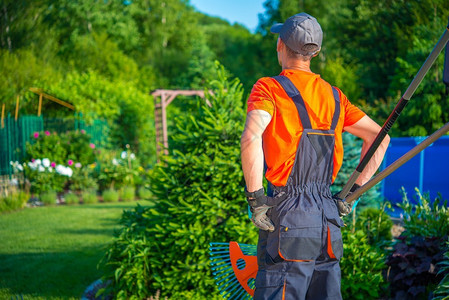 准备工作的园丁有园艺工具的白种人园丁即将在美丽的花园里图片