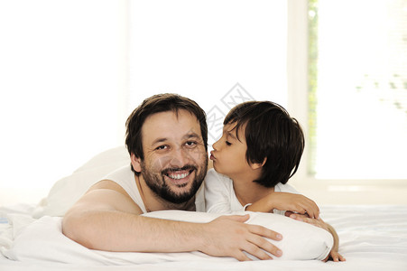 父亲和儿子在床上图片