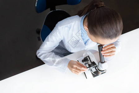 科学家在实验室与显微镜一起工作的图片