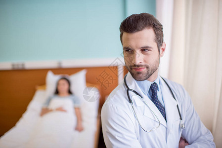 在医院里向男医生微笑图片