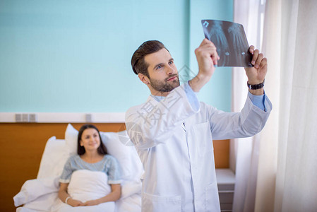 青年男医生站在女病人身边图片