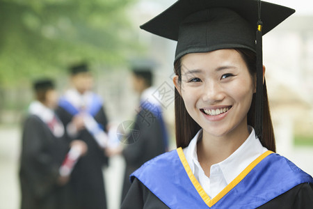 青年女子大学毕业生图片