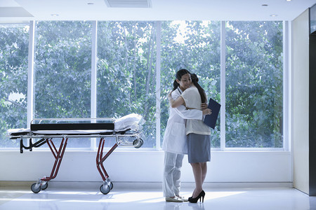 医生和病人拥抱在担架图片