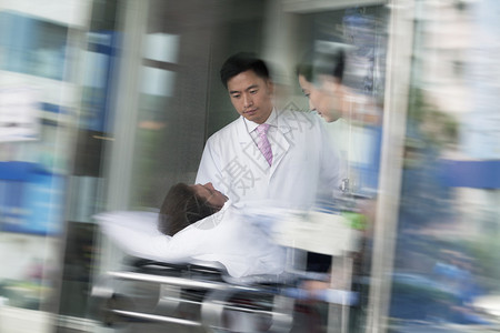两名医生在医院门前用担架轮着一图片