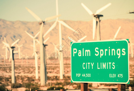 棕榈泉城市界限公路标志和风涡轮起落地图片
