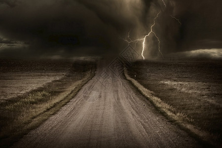 暴风雨后乡间公路图片