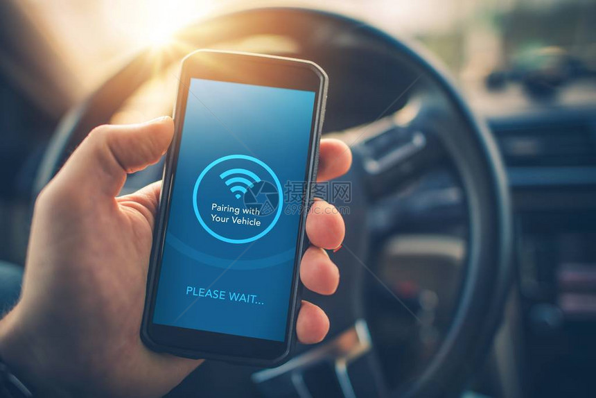 将智能手机与汽车多媒体音频系统配对驾驶时使用手机设备乘车旅行时免提通话和图片