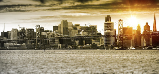 美国奥克兰湾大桥的旧金山日图片