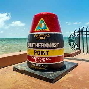 佛罗里达州基韦斯特浮标志着美国大陆的最南端以及背景图片