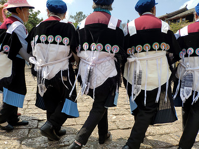 妇女穿着纳西族传统服装在街上图片