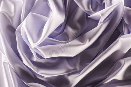 以折叠优雅的紫色丝绸面料为背景的全框图片