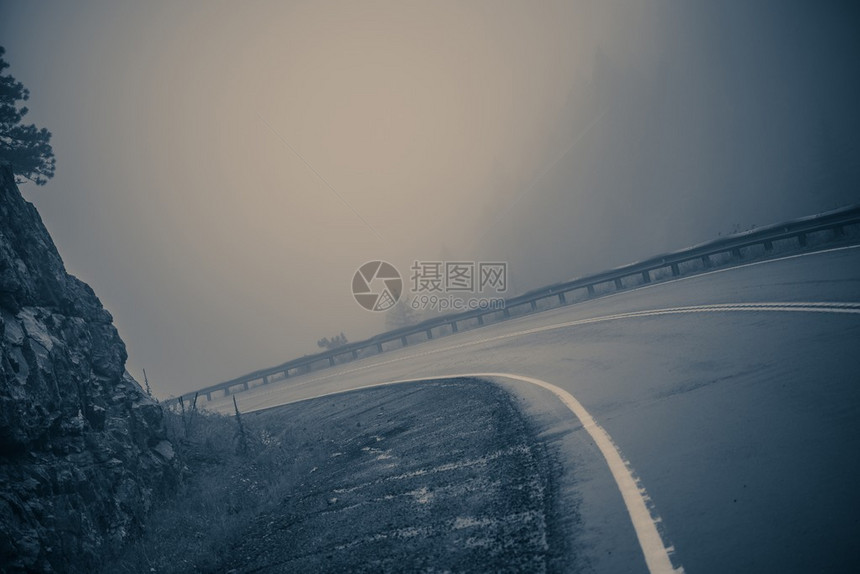 FoggyCurved路危险山路蓝图片