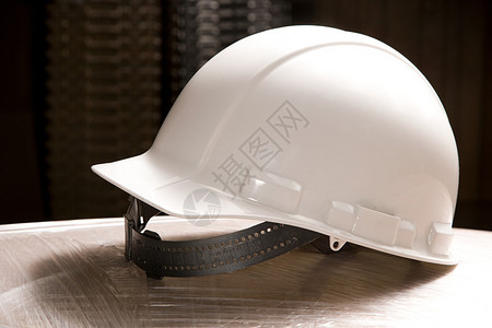 建筑工地的白色安全帽图片