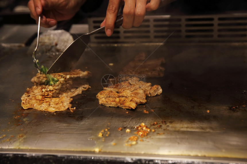 牛肉配蔬菜铁板烧日本料理图片