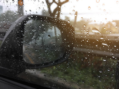 暴雨中窗户上落下水街上图片