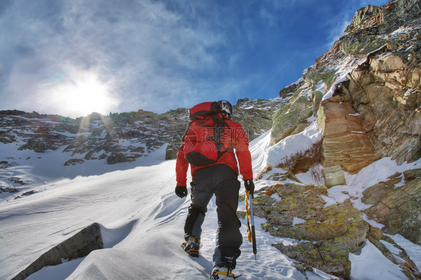 冬季爬山时的登山者水平边框意大图片