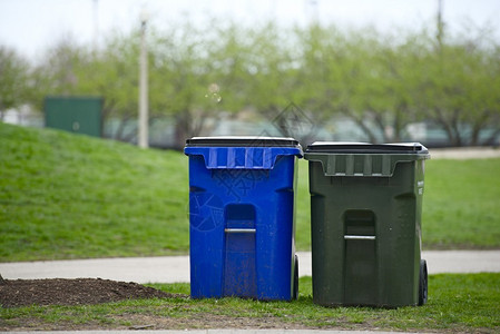 2个塑料垃圾箱Bins塑料垃圾容器场的集装图片