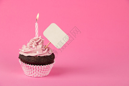 粉红生日纸杯蛋糕上面有蜡图片