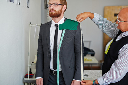 裁缝测量男士穿的夹克袖子的长度图片