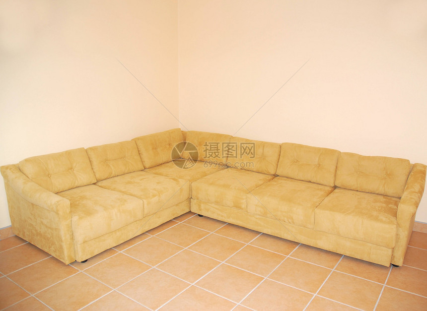 一个平淡的米色角落沙发站在一个繁图片