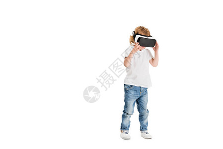 小男孩在虚拟现实耳机中图片