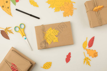 用手工包装礼品剪刀绳卷手工制纸叶和在蜜蜂上隔绝图片