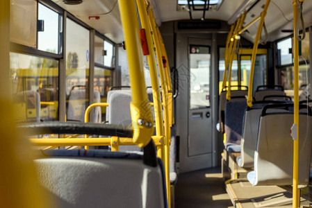 有座位的空城巴士内部的选择焦点背景图片