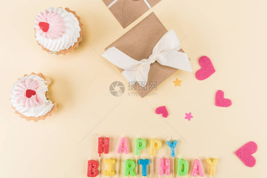 快乐生日信蛋糕和蜜蜂礼物盒生日派对概图片