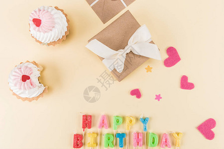 快乐生日信蛋糕和蜜蜂礼物盒生日派对概图片