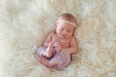 优酷会员一位十天前微笑的新生女婴的美丽肖像背景