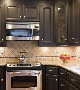 带深棕色木质橱柜的现代厨房背景图片