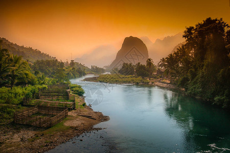 老挝VangVieng附近的南宋河沿岸美丽的喀背景图片