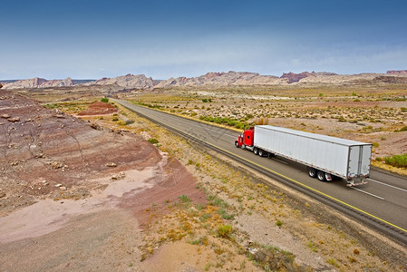 犹他荒野公路上的卡车美国公路和运输系统图片