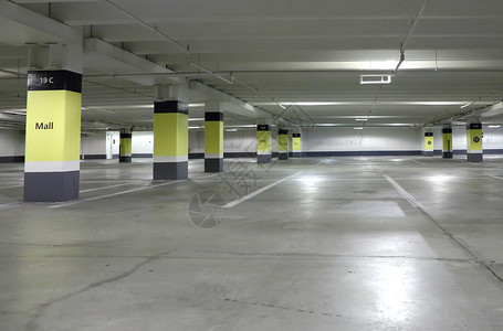 商场地下停车场图片