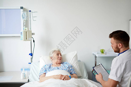 在医院病房为高级病人提供咨图片