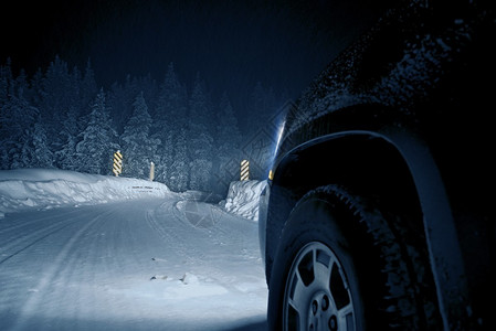 夜间危险冬季之路雪暴中的图片