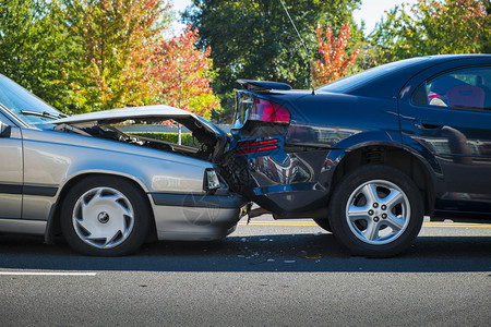 汽车事故涉及两辆汽车在市高清图片