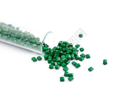 原生莺塑料托盘工业用颗粒中的塑料原聚合染料在白色背景上呈绿色废聚乙烯和聚丙烯加工后的塑料设计图片