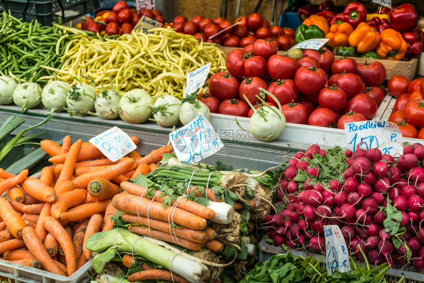 水果和蔬菜在波兰当地市场图片