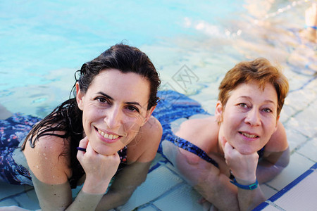 游泳池中两个40岁图片