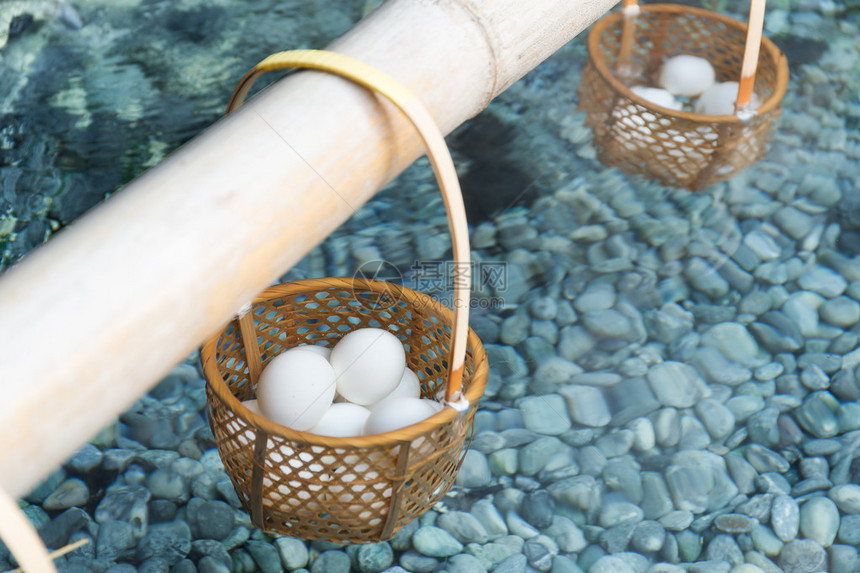 篮子里的日本温泉蒸煮鸡蛋图片