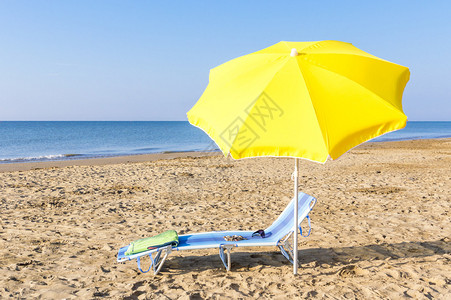 雨伞在海滩上阳光图片