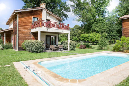 现代后院别墅内设有游泳池和娱乐区图片