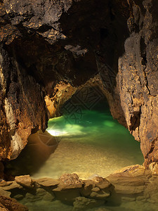 洞穴中的湖图片