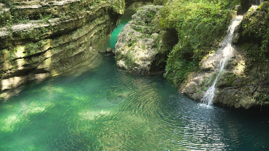 美丽的瀑布在丛林中的绿色森林中山中的瀑布有瀑布的热带雨林菲律宾图片