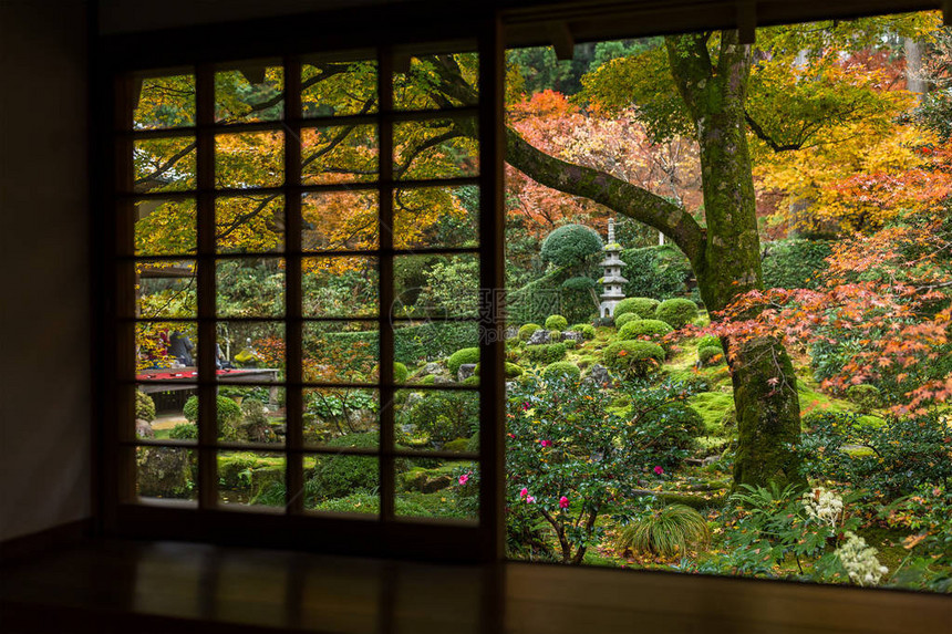 有秋天风景的日本房子图片