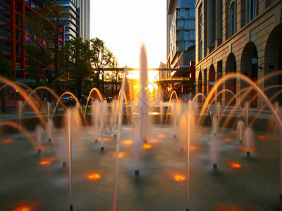 城市街道上的喷泉图片
